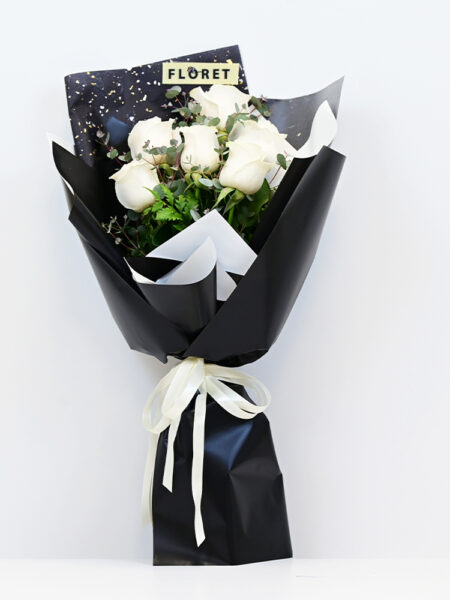 ورد ابيض مغلف باللون الأسود الجميل White flowers wrapped in the beauty of black