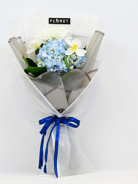 تنوع الورد مغلف بتغليف سماوي A variety of roses wrapped in sky-blue elegance