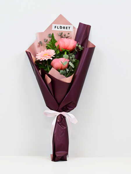 جمال الورد وتغليفة أنيقة The beauty of roses and an elegant wrapping